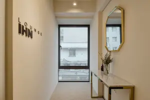 골드 포인트가 빛나는 모던 오피스 라운지 복도